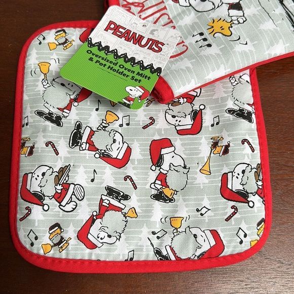 Snoopy Santa oversized mitt & pot holder set - Picture 3 of 6